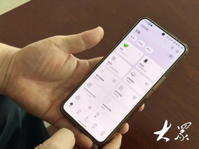 智能电饭煲、智能音响、智能灯具、智能插座……小镇70后玩转智能家居